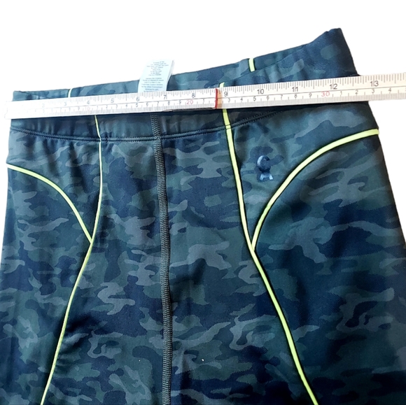 Good American Electric Feel Camo Bike Shorts size 4 / XL - Picture 7 of 8